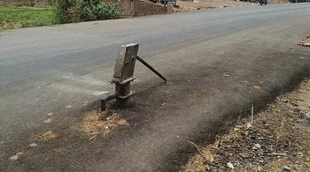 hand pump stands in Middle road