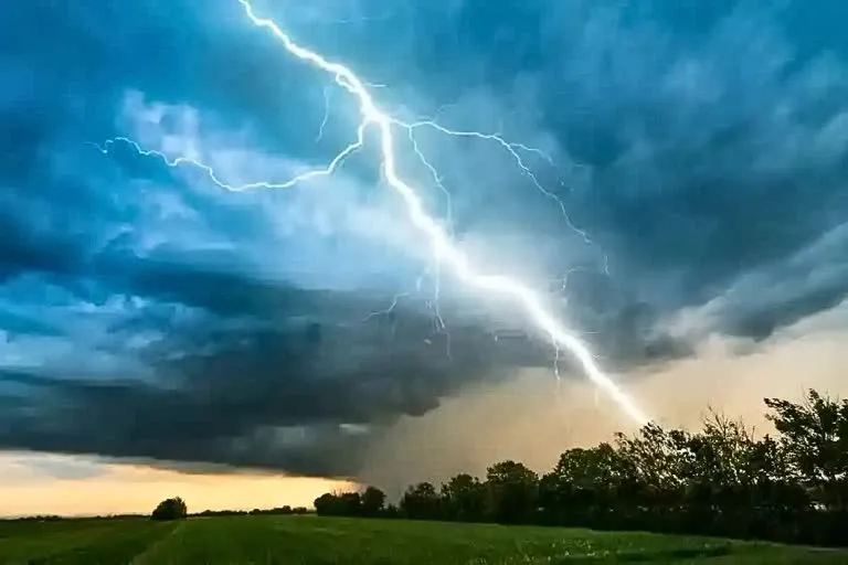 छत्तीसगढ़ के कई जिलों में बारिश के आसार, अगले 3 दिन बिजली और अंधड़ का भी  अलर्ट - Chhattisgarh weather news