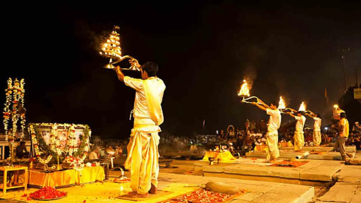 भगवान की पूजा के समय आरती करने का क्या है महत्व? जानें धार्मिक व वैज्ञानिक  कारण: Benefits of Aarti - Grehlakshmi
