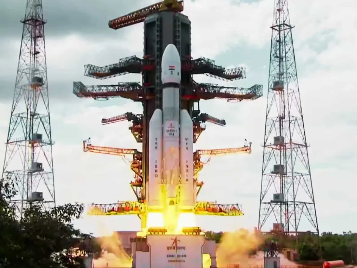 Chandrayaan-3:आज चंद्रमा की पहली ऑर्बिट में पहुंचेगा चंद्रयान, जानिए कब  चांद पर होगी इसकी लैंडिंग | Zee Business Hindi