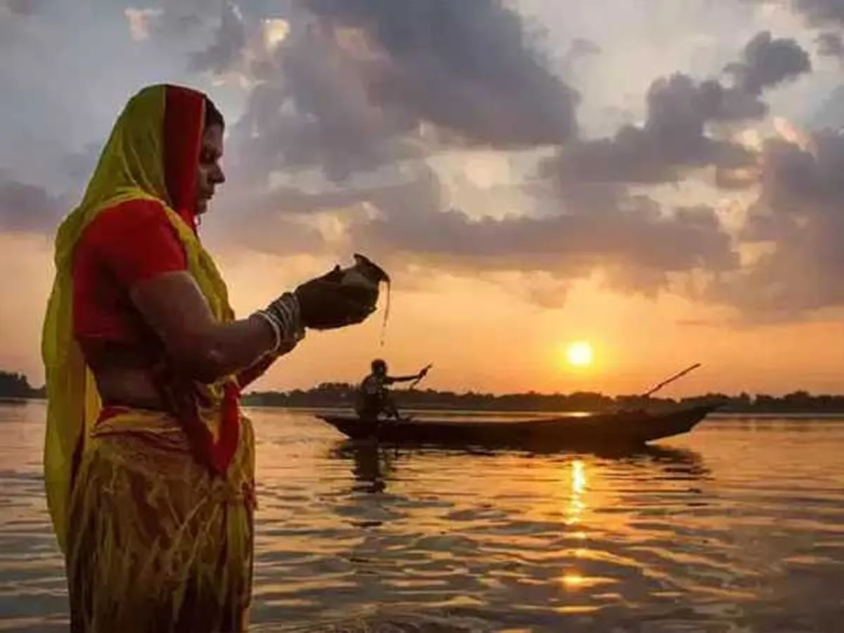 chhath Pooja 2024 why do we offer arghya during sunset on chhath know  mythology | Chhath Pooja 2024: छठ पूजा में डूबते हुए सूर्य को अर्घ्य क्यों  ? जानें पौराणिक कहानी | Hindi News,