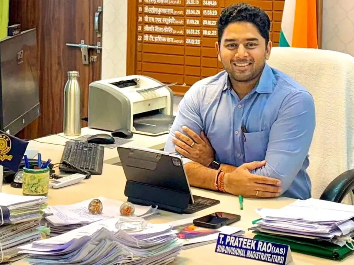 ias officer t prateek rao cricketer photographer, musician, lost parents in  accident, wife and father also ias | एक IAS अफसर, जो क्रिकेटर, फोटोग्राफर,  म्यूजिशियन भी... एक्सीडेंट में पैरेंट्स ...
