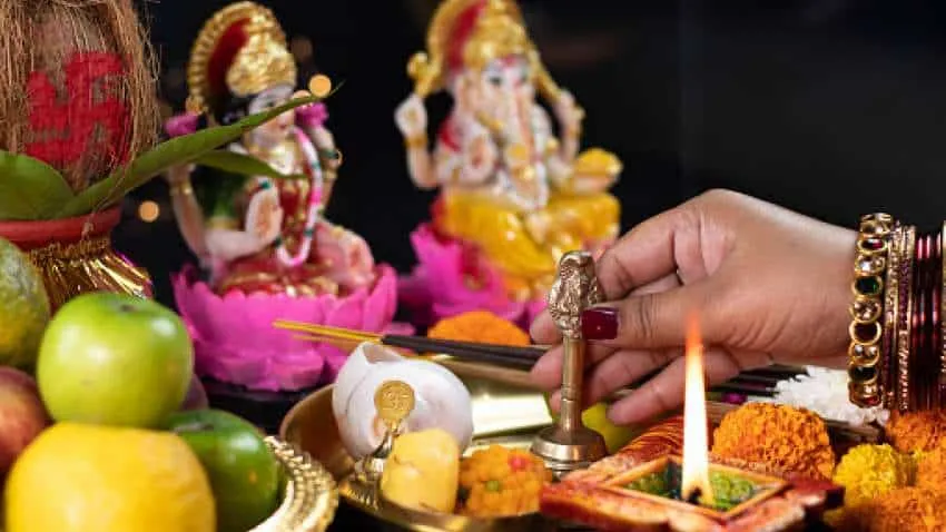 Ganesh Lakshmi Pujan Muhurat 2022: केवल 1 घंटा 23 मिनट है दिवाली की पूजा का  समय, जानें कैसे माता लक्ष्मी को करें खुश