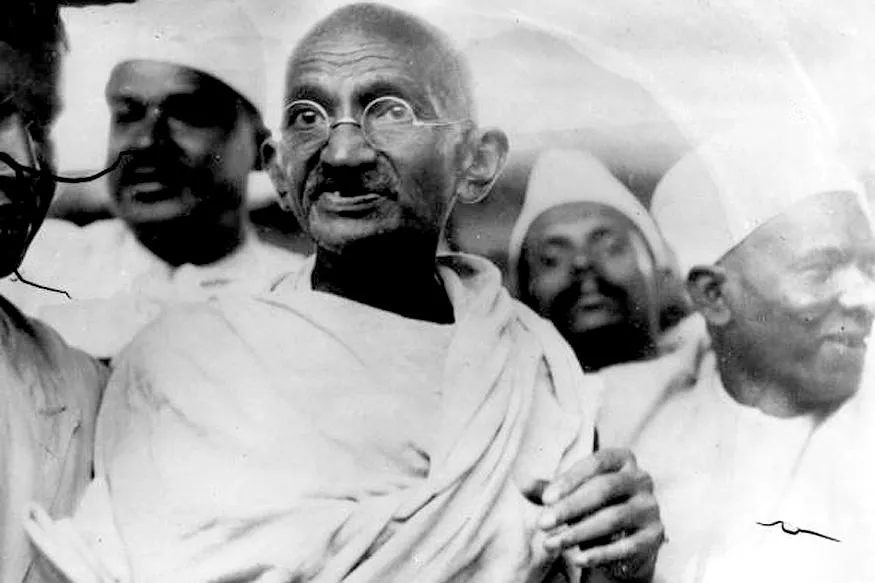 There was an attempt to kill Gandhi in 1934 saved due to railway gate |  1934 में हुई थी गांधी को मारने की कोशिश, रेलवे फाटक के कारण बच गई थी जान -  News18 हिंदी