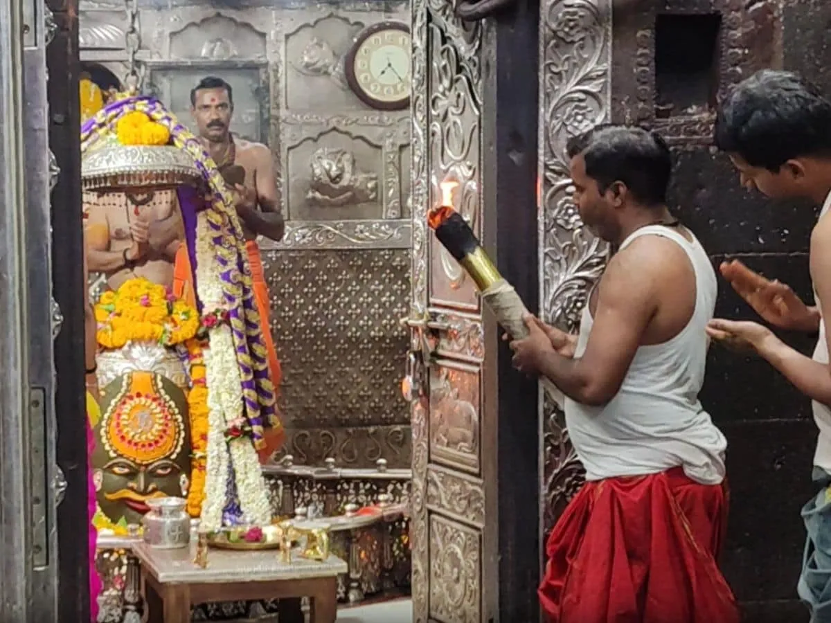श्रावण मास में बदली महाकाल के दर्शन की व्यवस्था, गर्भ गृह में प्रवेश  प्रतिबंधित, प्रसाद भी महंगा - Sawan 2023 Ujjain Mahakal Shiv Mandir Darshan  Time arrangements change ...