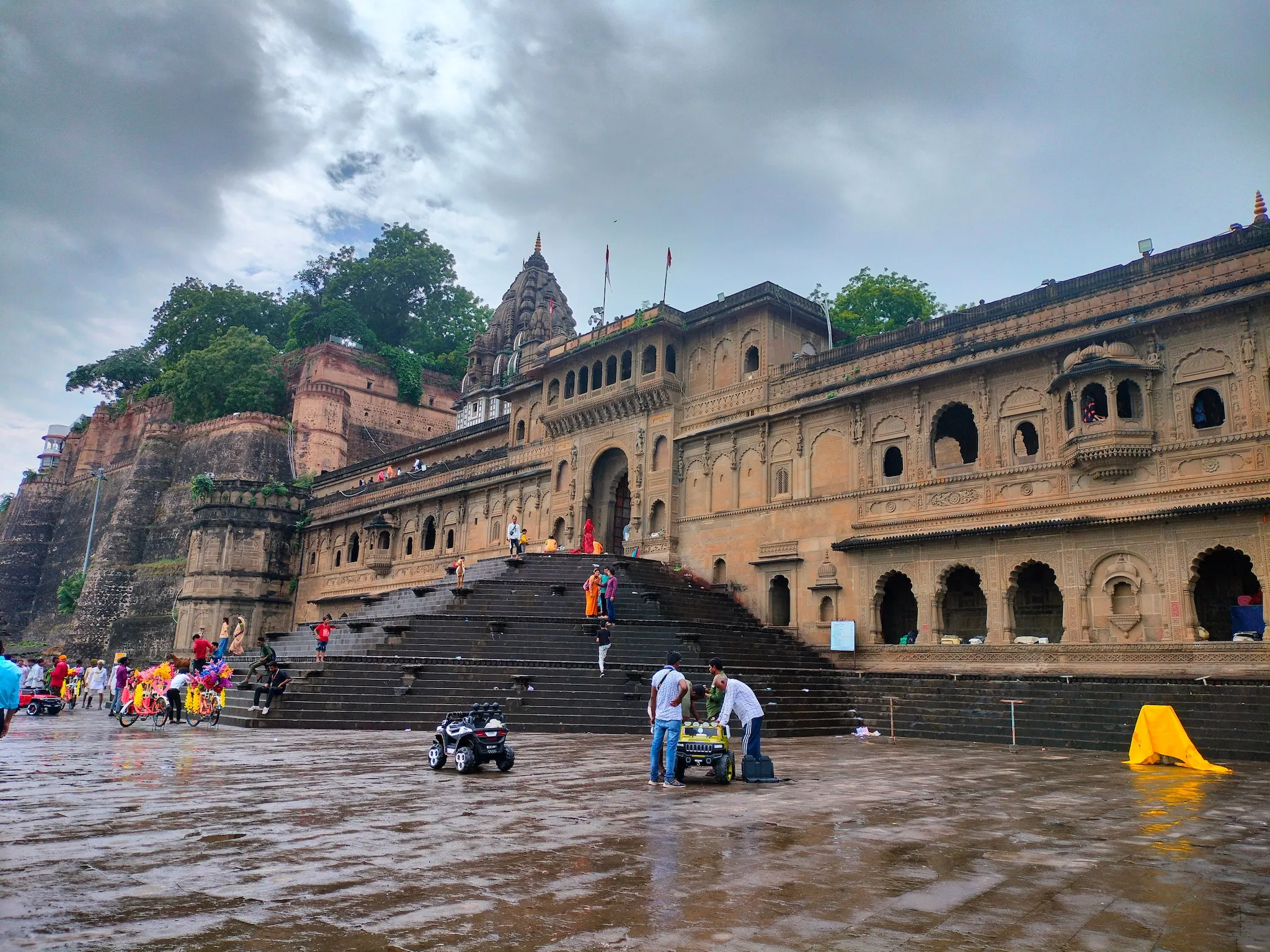 अद्भुत है महेश्वर का अहिल्या फोर्ट, सुंदर कारीगरी के लिए है मशहूर, जानें  इसका इतिहास - Khargone maheshwars ahilya fort is famous in the world know  history