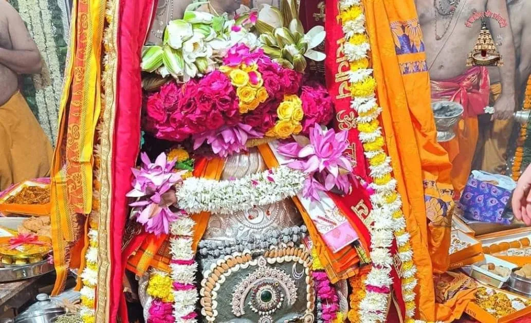 बाबा महाकाल का गर्म जल से स्नान शुरू, एक साथ मनाया दिवाली और रूप चौदस