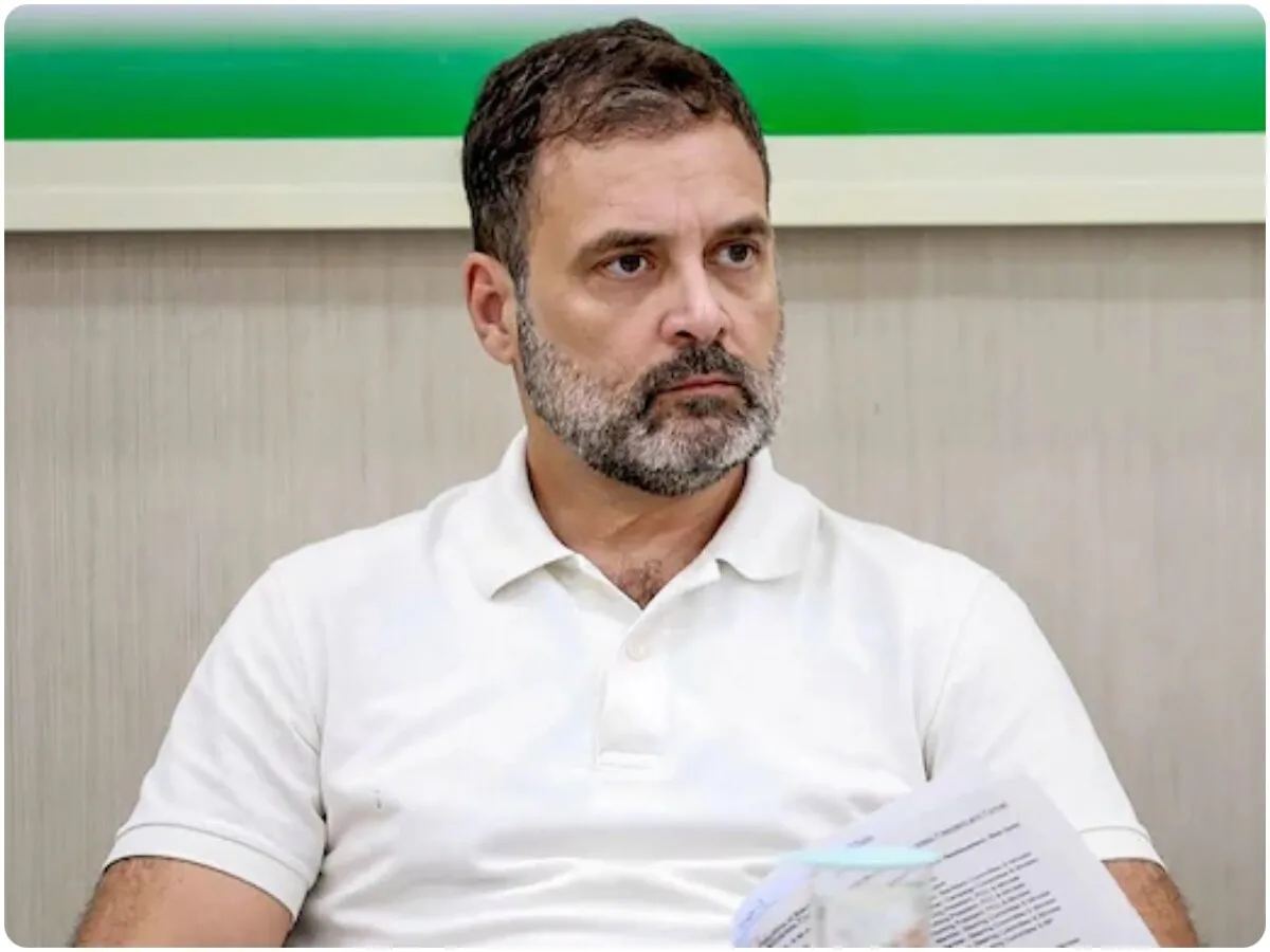 राहुल गांधी का पुंछ दौरा: पाकिस्तान की गोलाबारी से पीड़ित परिवारों से  मुलाकात - News18 हिंदी