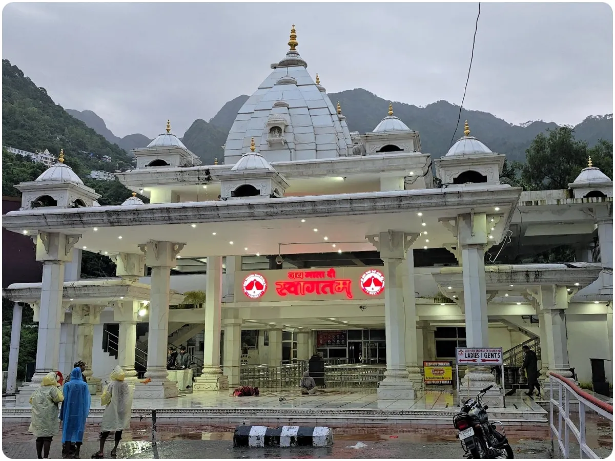 Mata Vaishno Devi Yatra: वैष्णो देवी यात्रा की सभी ऑनलाइन बुकिंग कैंसिल,  कटरा में लगातार खराब मौसम और लैंडस्लाइड - News18 हिंदी