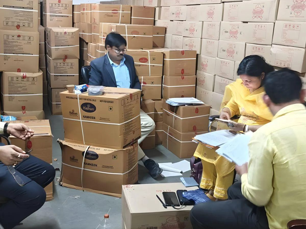 होली से पहले पकड़ी Haldiram की 112 किलो मिलावटी-एक्सपायर्ड मिठाइयां,  सोनपापड़ी-राजभोग को मौके पर नष्ट किया - News18 हिंदी