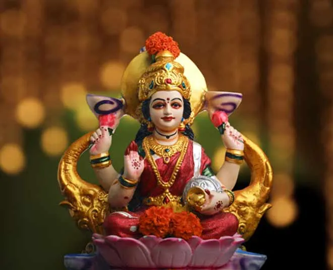 Expert Tips: घर की सुख शांति के लिए भूलकर भी न रखें माता लक्ष्मी की ऐसी  मूर्ति | you should avoid these idols of goddess lakshmi | Herzindagi