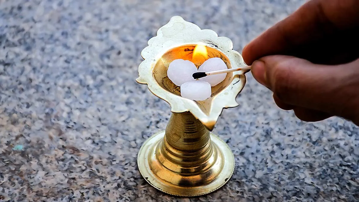 Significance Of Burning Camphor In Puja | कपूर जलाना शुभ क्यों है |  Significance Of Kapur | significance of burning camphor in puja | Herzindagi