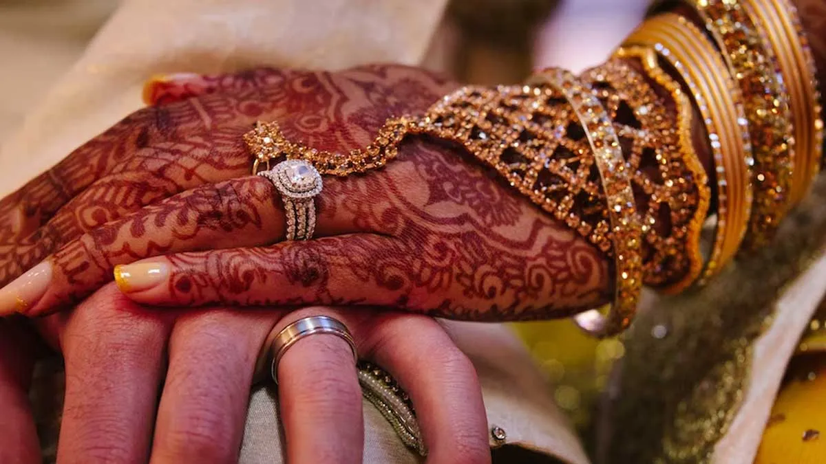 हिंदू शादी से पहले क्यों किया जाता है कुंडली मिलान | why horoscope matching  is done before marriage | Herzindagi