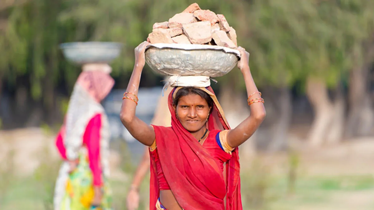 महिला मजदूरों को पुरुषों के मुकाबले कम क्यों मिलती है मजदूरी? | why women  workers in real estate sector earn less than male | HerZindagi