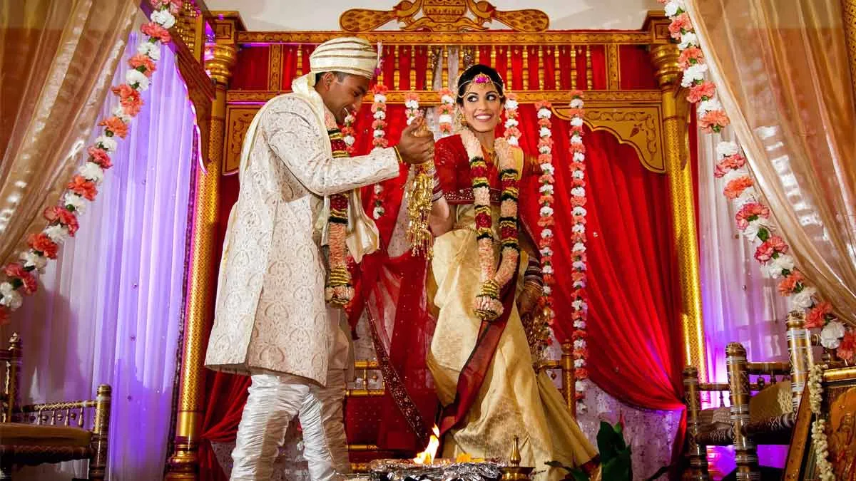 Gujarati Wedding Rituals: गुजराती शादी में क्यों लिए जाते हैं सिर्फ 4 ही  फेरे? | why are there only four pheras in gujarati marriage | HerZindagi