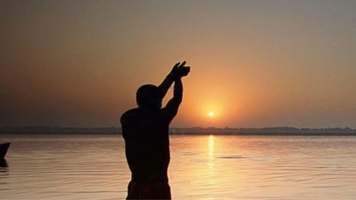 ब्रह्म मुहूर्त में ही क्यों किया जाता है पवित्र नदी में स्नान? | why bath  in holy river should be taken in brahma muhurat | HerZindagi