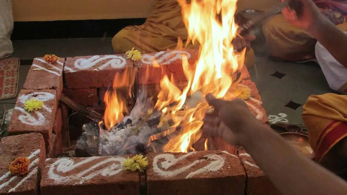 हवन में सीधे हाथ से ही क्यों देते हैं आहुति?