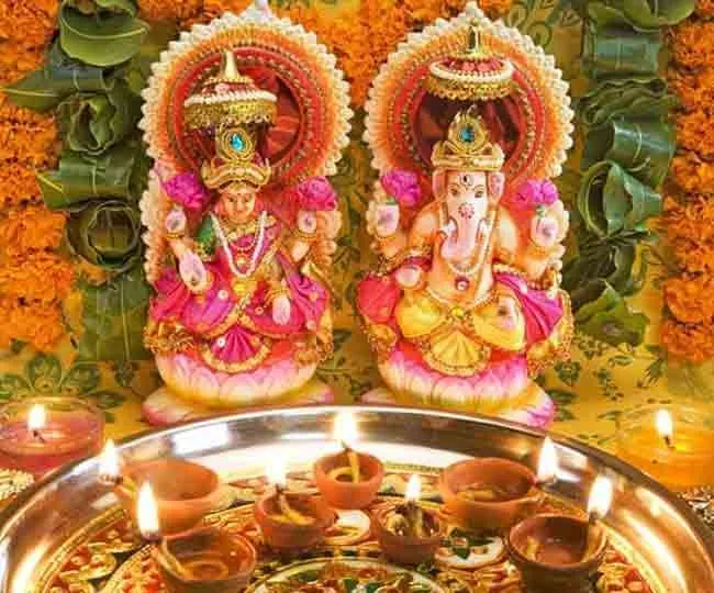 Diwali 2021 Puja Vidhi: दीपावली पर कैसे करें लक्ष्मी-गणेश का पूजन, जानें  पूजन विधि और बीज मंत्र - Diwali 2021 Puja Vidhi know how to worship Lakshmi  Ganesh on the day