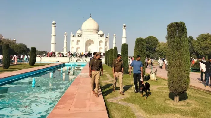 'ताजमहल में बम लगा है, सुबह नौ बजे फटेगा', धमकी भरे ईमेल के बाद कैंपस में  चल रही सघन जांच - Taj Mahal Bomb by email Threat Police on High Alert in  uttar pradesh