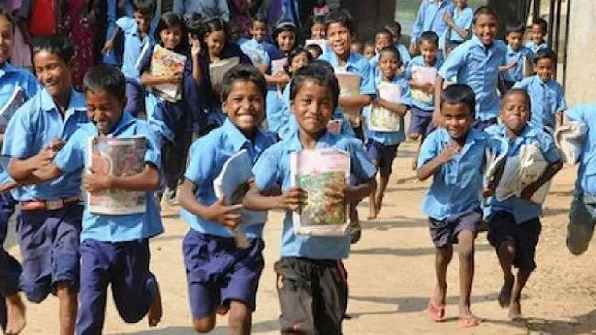 UP में किताबों के बिना पढ़ रहे सरकारी स्कूलों के बच्चे, गोरखपुर सहित 11  जिलों के BSA को मिला नोटिस - UP Government school: