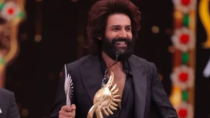 IIFA Awards 2025: लापता लेडीज को मिला बेस्ट फिल्म का अवॉर्ड, जानिए कौन बना  बेस्ट एक्टर और एक्ट्रेस - IIFA Digital Awards 2025 laapataa ladies wins best  film award kartik aryan for actor