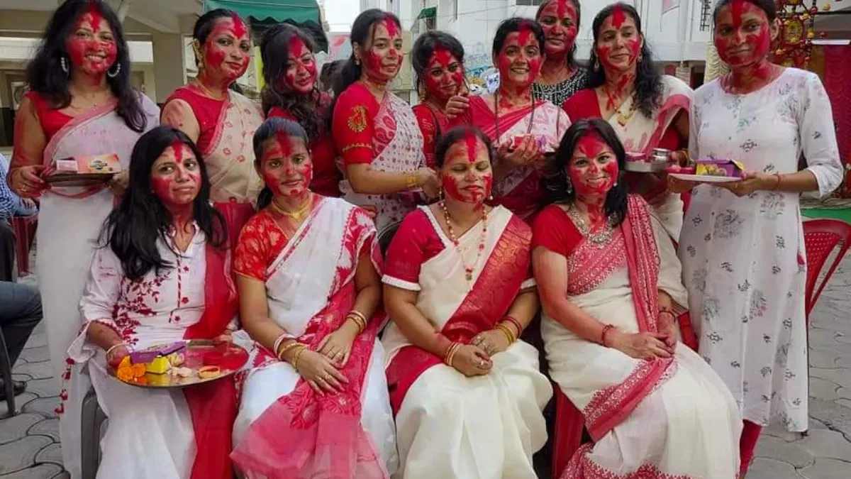 Sindur Khela 2023: दुर्गा पूजा के दौरान कब खेला जाता है सिंदूर खेला और क्या  है इसका इतिहास व महत्व - what is sindoor khela its history and significance