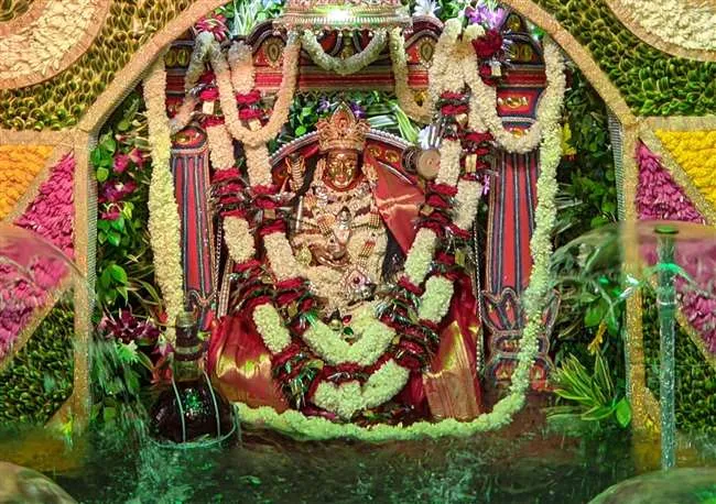 काशी में बाबा बटुक भैरव का हुआ वार्षिक हरियाली और जल विहार श्रृंगार, दर्शन  कर भक्त हुए निहाल - Annual Greenery and jal vihar shringar of baba batuk  bhairav in Varanasi