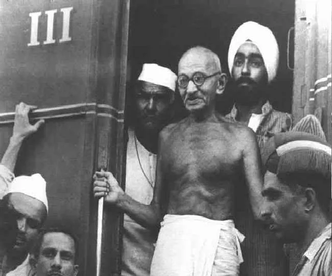महात्मा गांधी ने दक्षिण अफ्रीका की घटना के बाद जानिए कब-कब की रेल यात्रा,  दंगा शांत कराने कोलकाता भी गए थे - Mahatma Gandhi Death Anniversary 2022;  Gandhi ji traveled ...