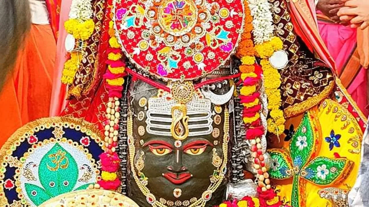 उज्जैन में निकली बाबा महाकाल की पांचवी सवारी, लगा सवा लाख लड्‌डुओं का भोग |  Ujjain Mahakal Sawri 19 August 2024 Live Telecast Rakhi Celebrataion In  Mahakaleshwar Temple | Asianet News Hindi