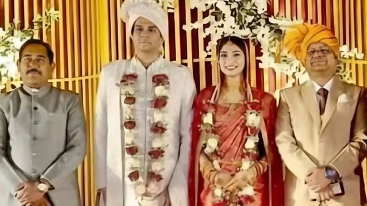 11 साल में 3 शादियां और तीनों IAS अफसर-आखिर कौन हैं अवि प्रसाद और क्यों  चर्चा में MP ब्यूरोक्रेट? | Ias Avi Prasad Third Marriage Ankita Dhakare Mp  Cadre Bureaucrat Rizu Bafna