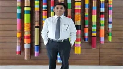 एग्जाम के 24 दिन पहले हो गया एक्सिडेंट, 17 17 घंटे पढ़ाई कर रेलकर्मी का  बेटा ऐसे बना IAS अफसर | railway workers son aman vaishnav faced accident  studied for 17 hours