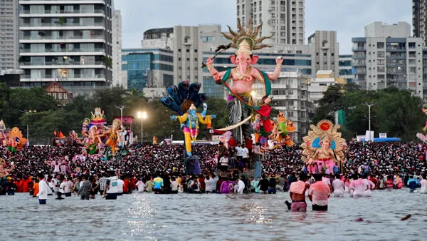देश भर में धूमधाम से हुई गणपति बप्‍पा की विदाई, आमची मुंबई में उमड़ी लाखों  की भीड़, देखें Videos | Ganpati Visarjan echoed on river banks across the  country Mumbaicha Raja and