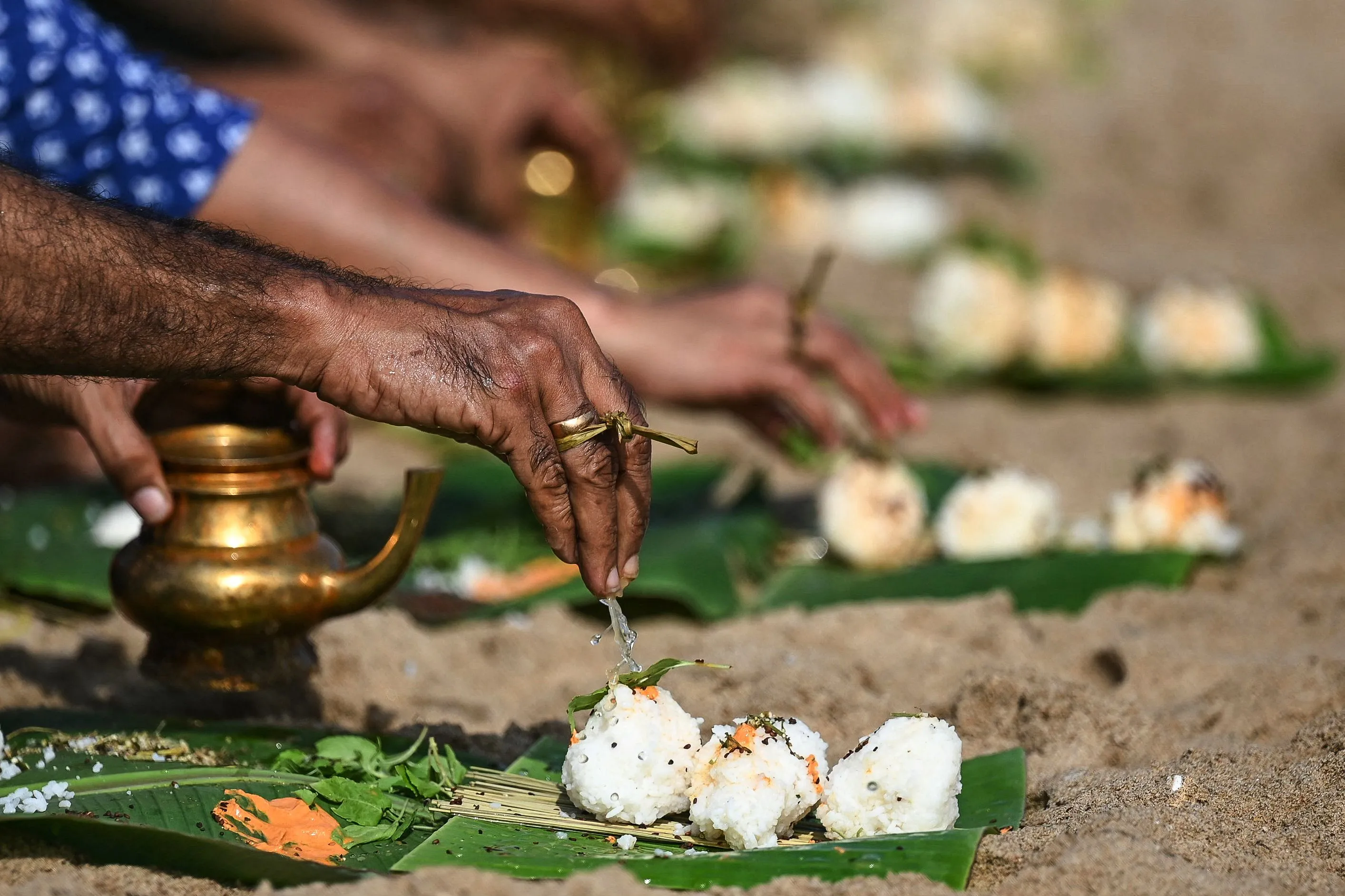 pitru paksha 2025 pitro ko jal kis samay dena chahiye jal dene ke niyam and  mantra Pitru Paksha: पितृ पक्ष में पितरों को जल अर्पित का उत्तम समय क्या  है? जानें जल