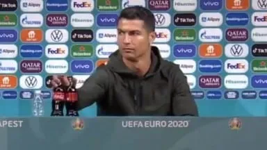 Coca-Cola Lose 4 Billion USD After Cristiano Ronaldo Moves Bottle and  Endorses Water फुटबॉल खिलाड़ी रोनाल्डो के एक इशारे ने Coca-Cola के डूबा दिए  29,300 करोड़ रुपये, जानिए क्या है पूरा ...