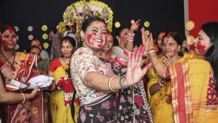 Durga Puja: कैसे हुई सिंदूर खेला की शुरुआत...बंगाली महिलाओं के लिए क्यों  खास होता है दुर्गा पूजा का ये दिन, जानिए - navami dusshera durga puja sindoor  khela and its ...