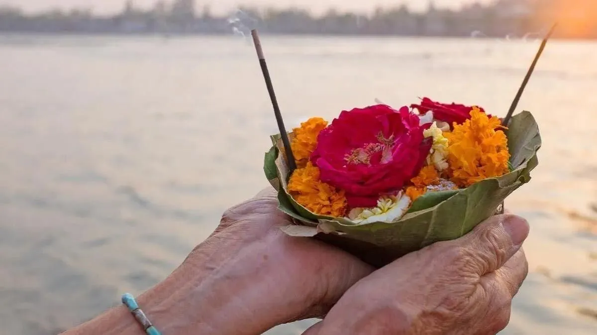 Pitru Paksha 2023: पितृ पक्ष में दान करने का है बड़ा महत्व, तिल और चांदी के  दान से मिलती है पितरों को शांति - pitru paksha 2023 Donating sesame seeds  and silver