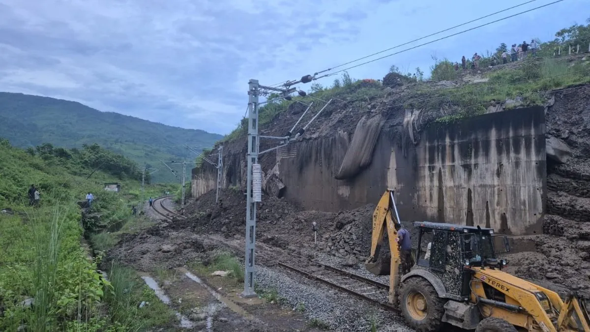 असम - असम: जटिंगा लामपुर स्टेशन के पास भूस्खलन के कारण पूर्वोत्तर में ट्रेन  सेवाएं बाधित - train services disrupted northeast india landsides jatinga  lampur -