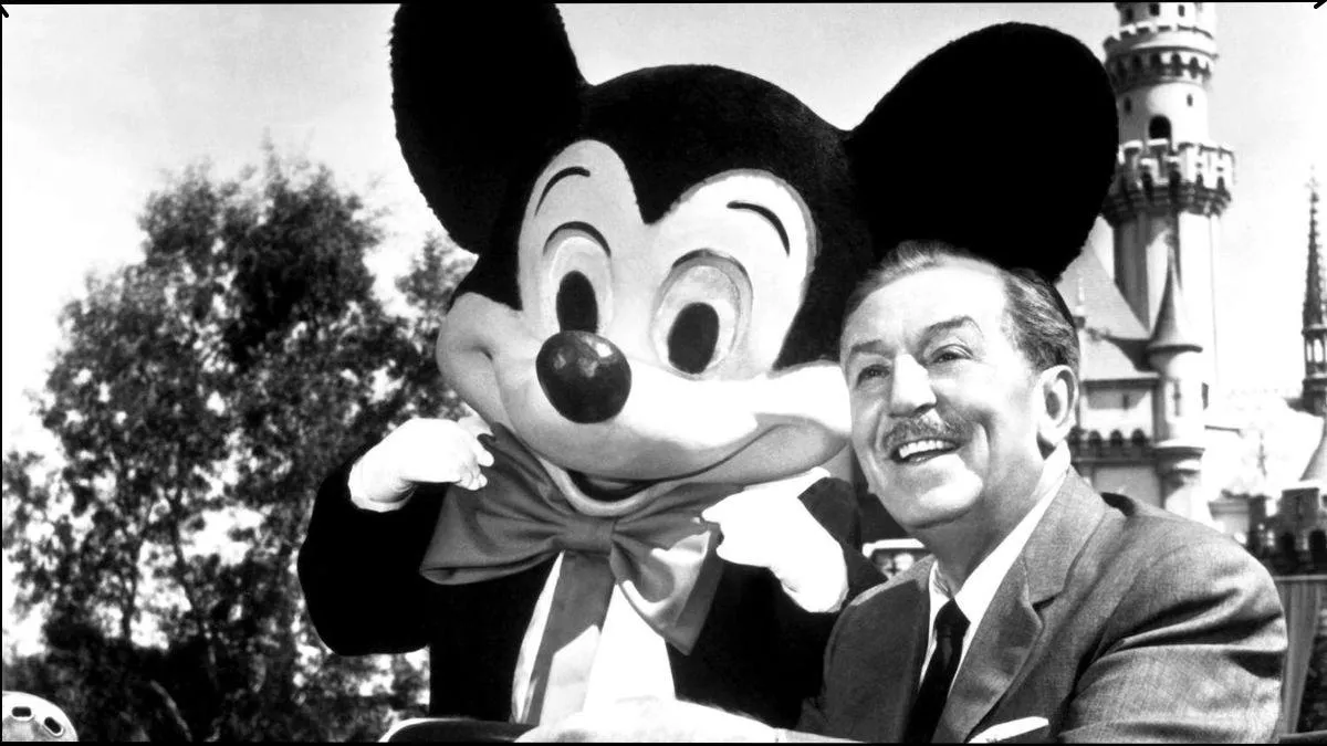 Walt Disney Birthday: तंगी में बेचा अखबार, गरीबी में बीता बचपन, उस व्यक्ति  की कहानी जानिए जिसने डिज्नी को एंटरटेनमेंट इंडस्ट्री का बादशाह बनाया -  Walter ...