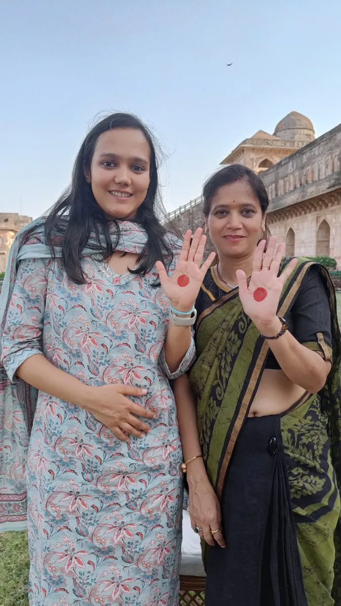 Sanskriti Somani and her mother take up the #RedDotChallenge. Somani had  got 49th rank in UPSC civil services result (2022-23) and is from Dhar,  Madhya Pradesh @diipakhosla @UNICEFIndia Madhya Pradesh ❤️ takes