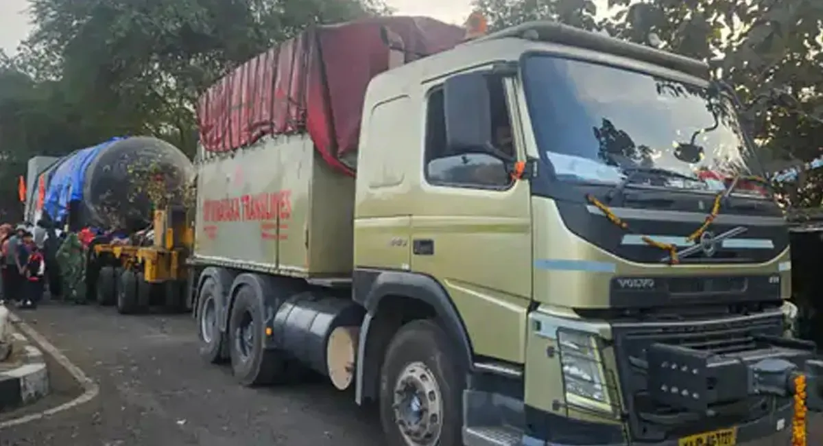 सागर पहुंचा दुनिया का सबसे बड़ा शिवलिंग : 100 टायरों वाले विशेष ट्रक ने 1  महीने में तय की 1593 किमी की दूरी #Sagar #WorldBiggestShivling  #PeoplesUpdate पढ़ें पूरी ...