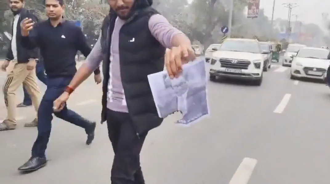 ग्वालियर में मनुवादियों द्वारा "बाबा साहब अंबेडकर जी" की फोटो जलाने पर क्या  कोई मुस्लिम आवाज उठाने आया है क्या ? आज अगर "बाबा साहब अंबेडकर जी ...