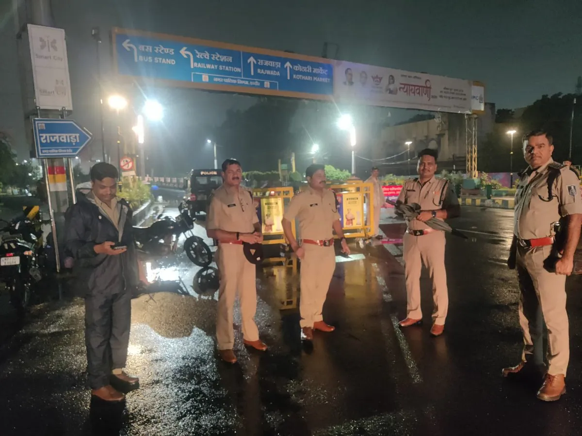 Commissioner of Police,Indore on X: "इंदौर पुलिस कमिश्नरेट की सरप्राइज  कॉम्बिंग गश्त मे गुंडे, बदमाशों एवं असमाजिक तत्वों के विरुद्ध, की गई  प्रभावी ...