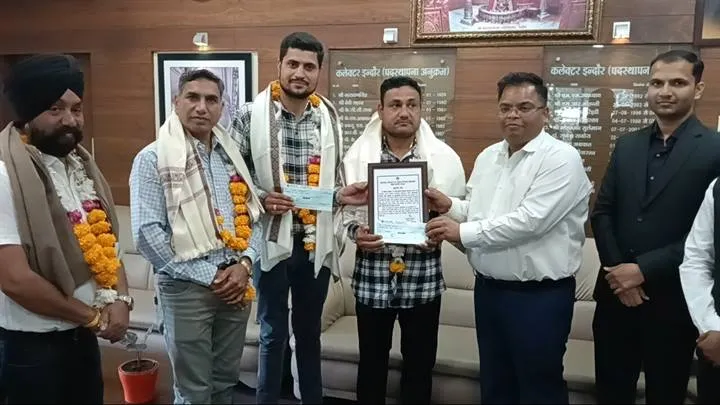 इंदौर जिले में उत्कृष्ट कार्य करने वाले बीएलओ सम्मानित