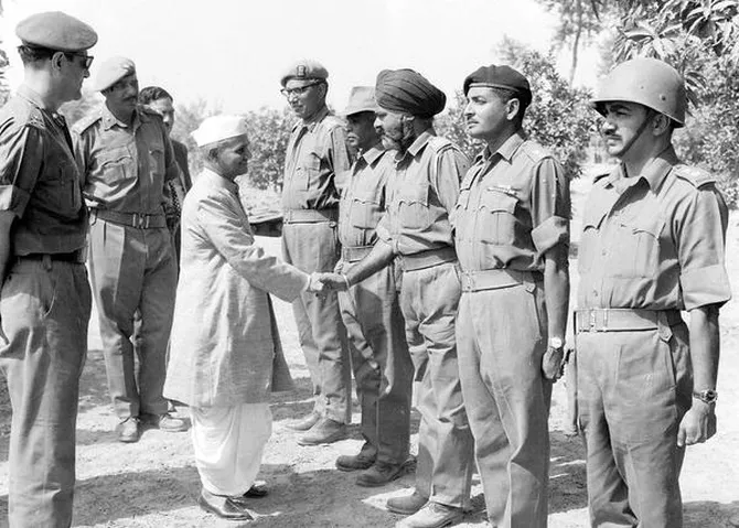 लाल बहादुर शास्त्री ने जब नेहरू से कहा- नहीं जाऊंगा कश्मीर, जानिए क्या थी  वजह - when lal bahadur shastri told nehru will not go to kashmir-mobile