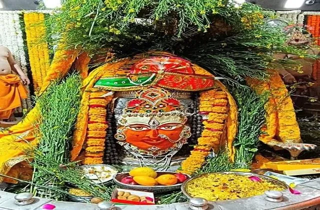 महाकाल मंदिर में बसंत पंचमी की धूम, बाबा को पीले वस्त्र और फूल चढ़ाकर हुई  विशेष भस्मारती - basant panchami celebration in mahakal temple-mobile