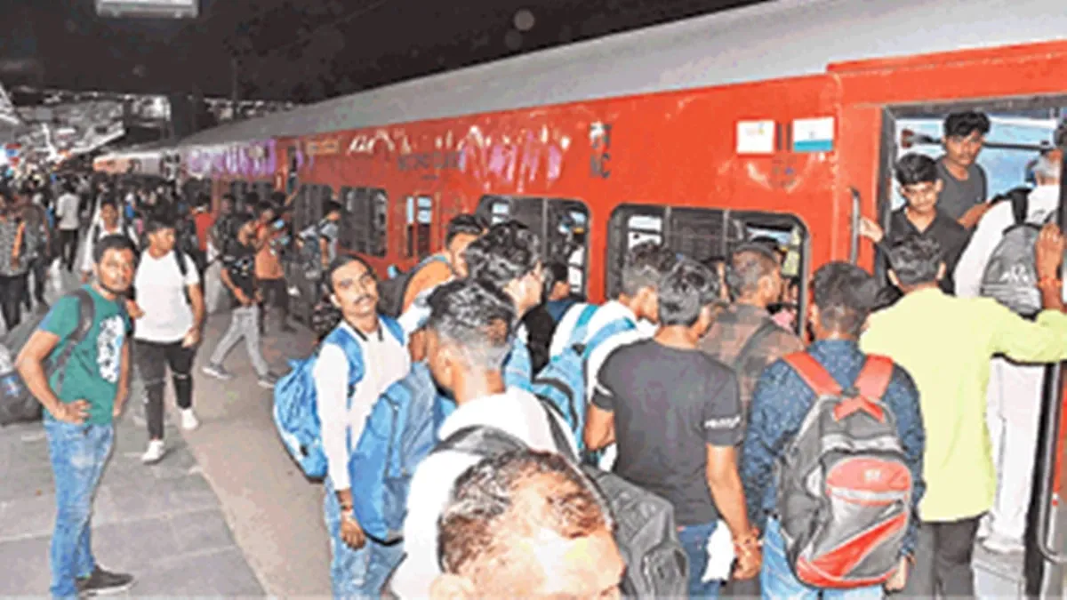 स्टेशन पर ट्रेन आईं फुल, लौटने वालों की उमड़ी भीड़ - Trains arrived full at  the station crowd of returnees gathered