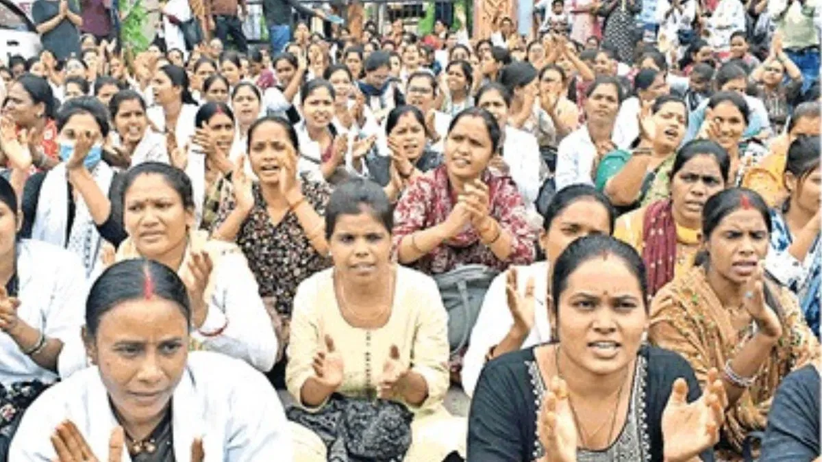 CG News: 16 हजार NHM कर्मचारियों ने दिया सामूहिक इस्तीफा, 18 दिन के हड़ताल  से पूरे प्रदेश में मचा हड़कंप - CG News Mass resignation of 16000 NHM  employees strike continues in state ...