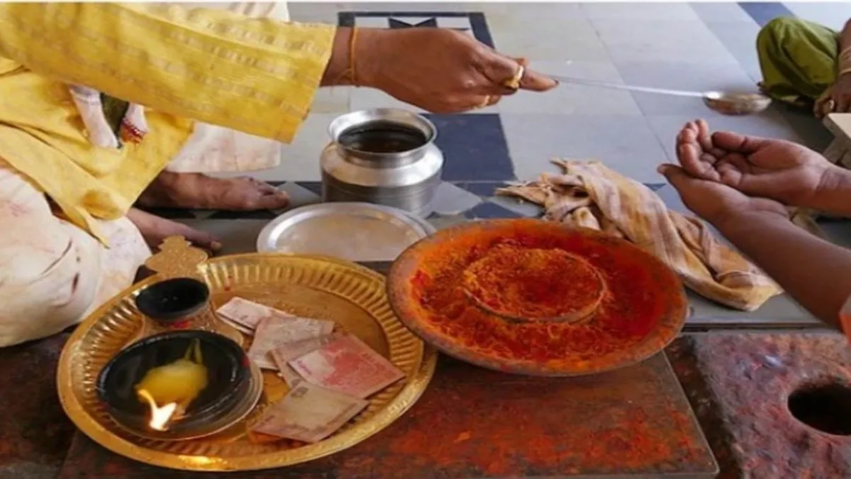Premanand Maharaj Ji: क्या पीने से नहीं होती अकाल मृत्यु, प्रेमानंद महाराज  ने बताया रहस्य - Premanand Maharaj Ji Drinking Charanamrit does not cause  premature death Premanand Maharaj told the secret