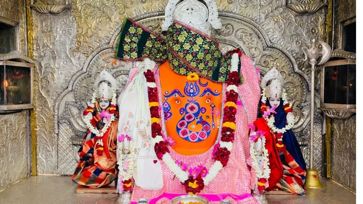 खजराना गणेश मंदिर की दान पेटियों से निकले सोने-चांदी के जेवर, विदेशी मुद्रा  और 75