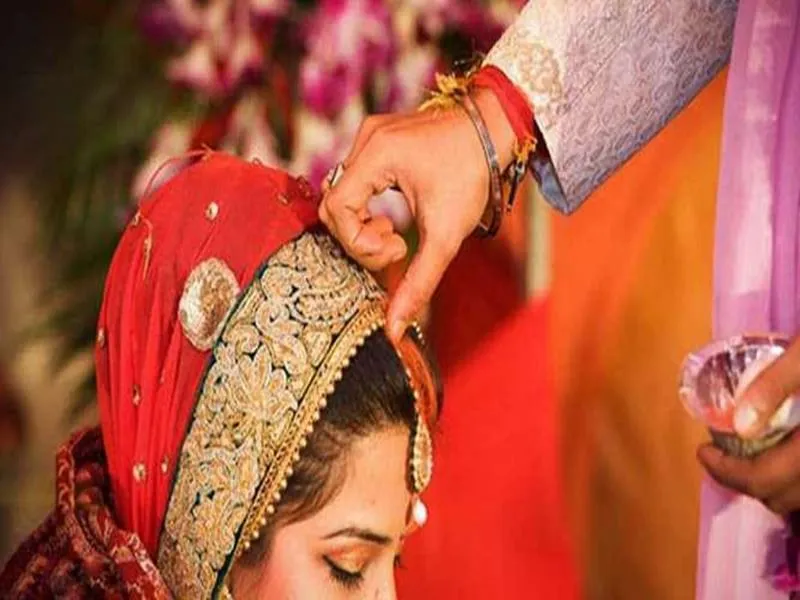 कन्यादान ही नहीं सिंदूर दान को भी शास्त्रों में माना गया है सर्वोत्तम,  जानें क्या है वजह - In scriptures red sindoor is considered a symbol of  good luck and protection